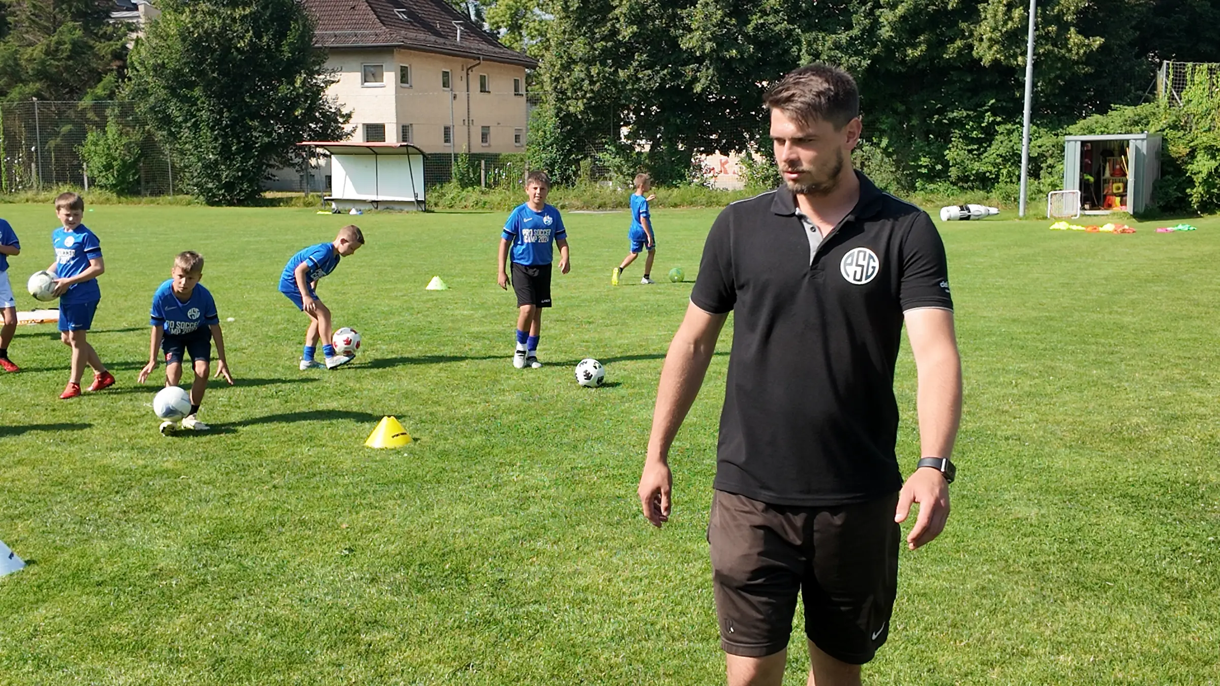 PSG Coach begleitet Nachwuchsspieler direkt auf dem Platz