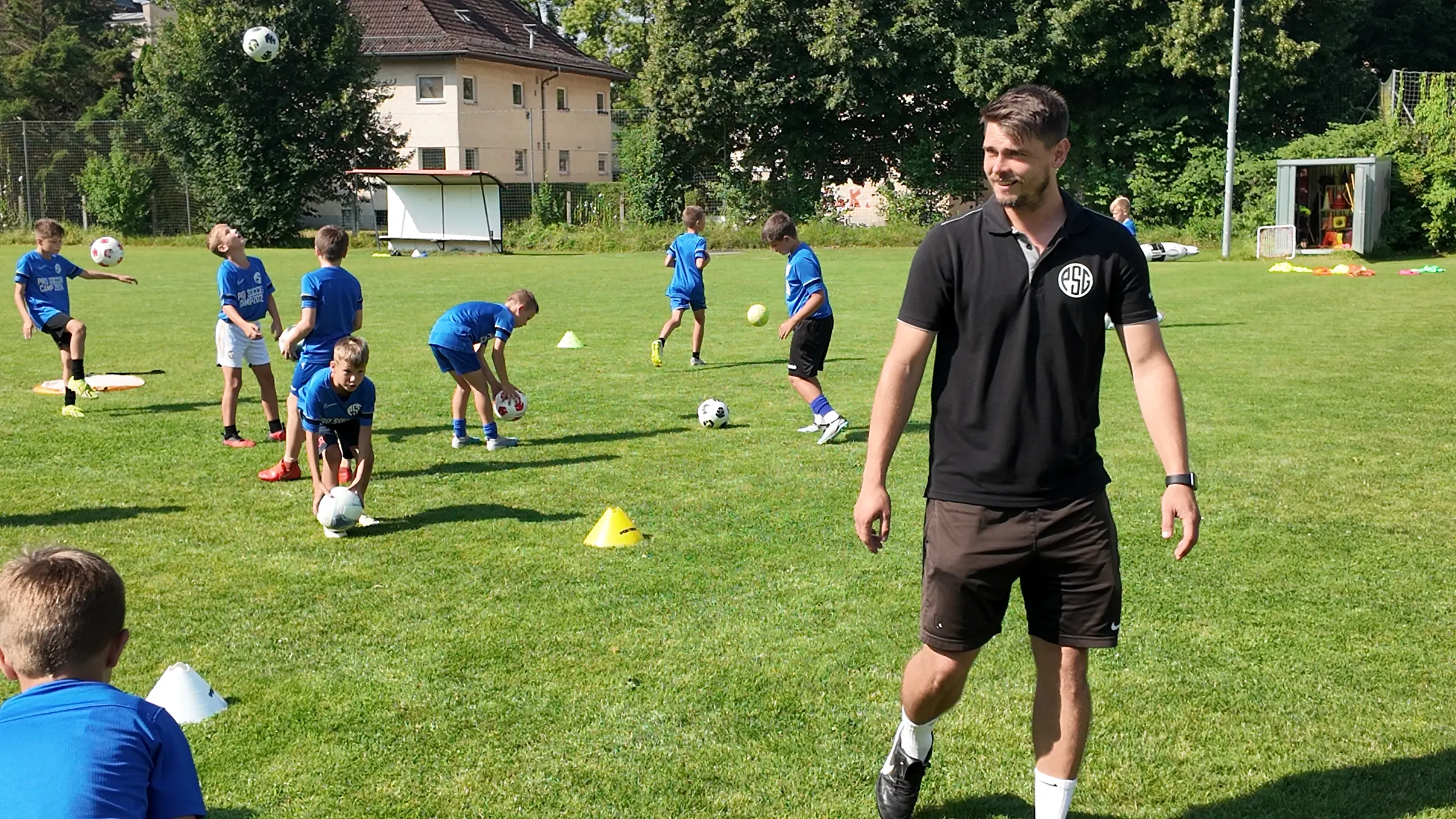 Kinder und PSG Coach während einer gemeinsamen Camp-Einheit